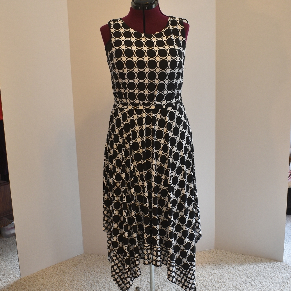 Roz & Ali Black and white circle dress. Size 12